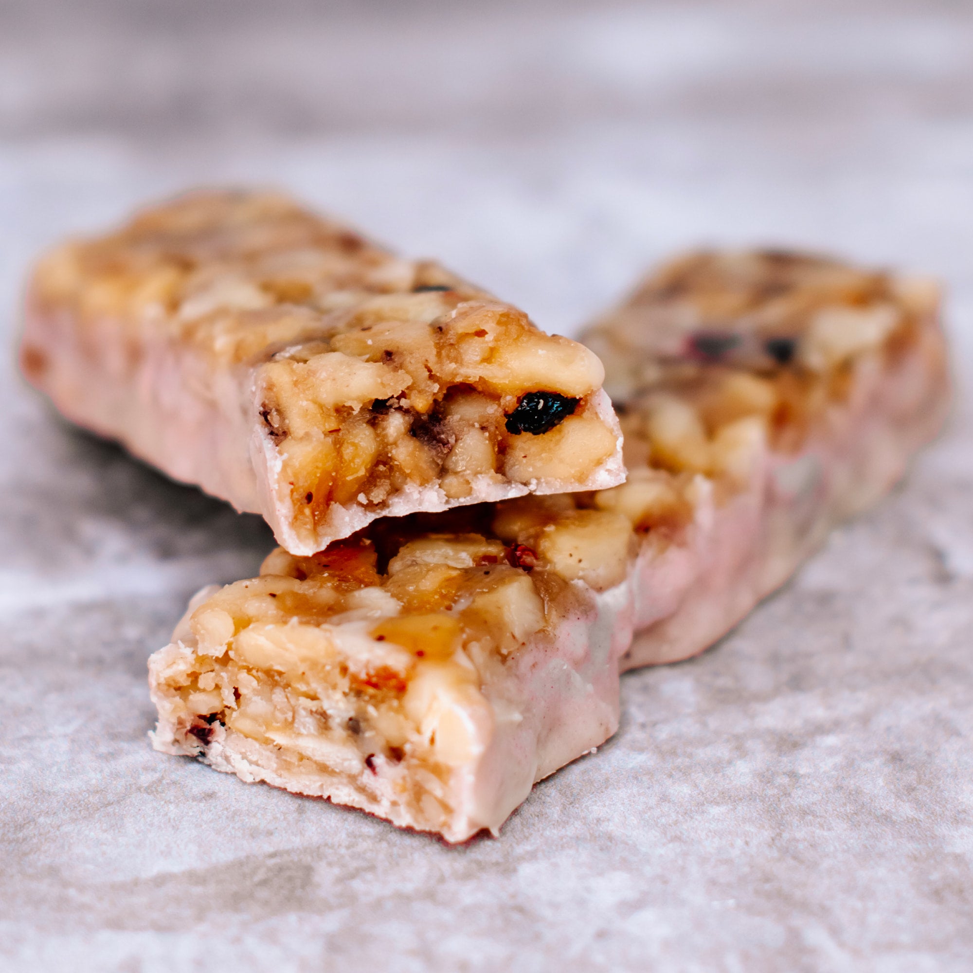 Blueberry macadamia snack bar by House of Macadamias, made with macadamias as the first ingredient. Plant based, no seed oils, 100% natural healthy snack bar rich in antioxidants and healthy fats.