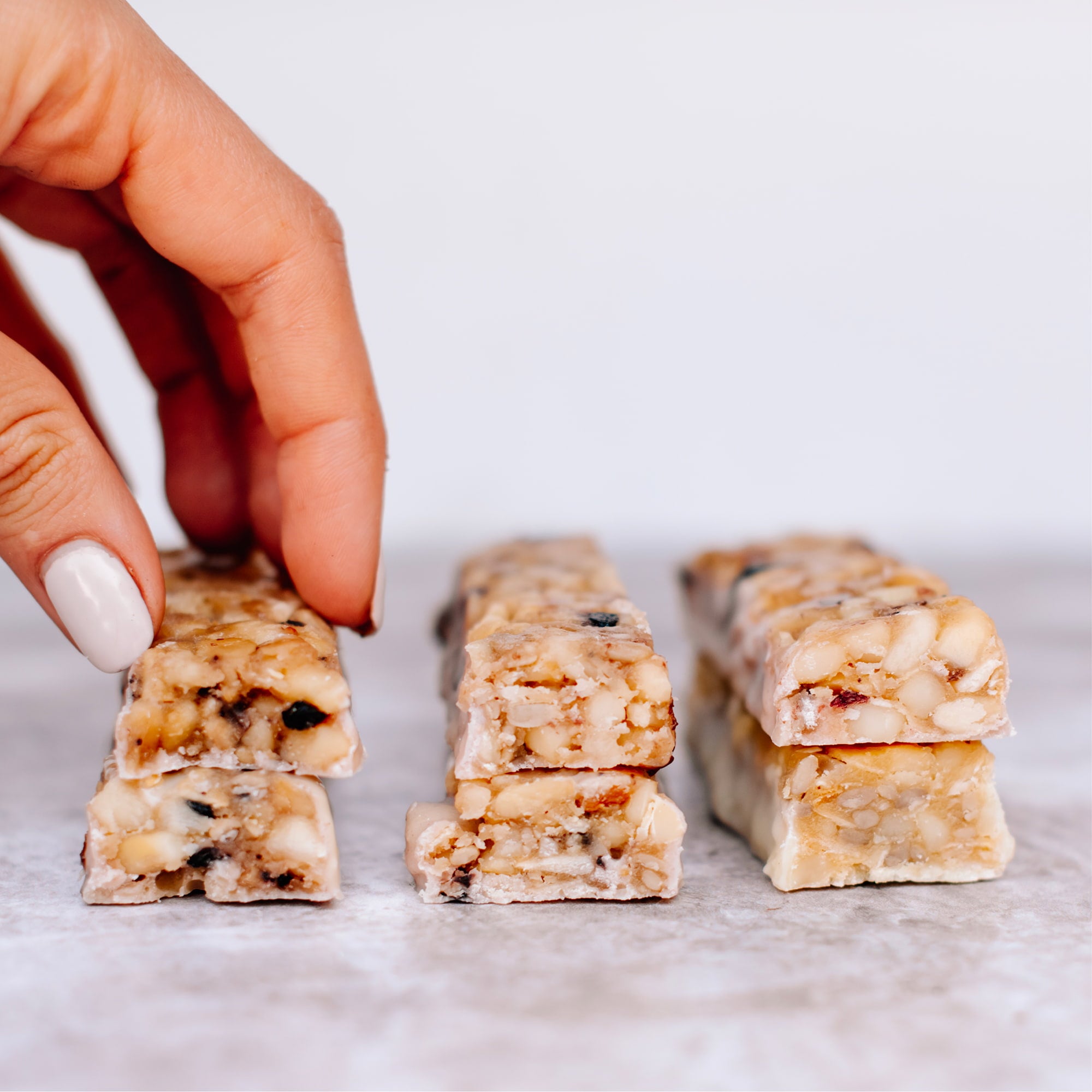 Blueberry macadamia snack bar by House of Macadamias, made with macadamias as the first ingredient. Plant based, no seed oils, 100% natural healthy snack bar rich in antioxidants and healthy fats.
