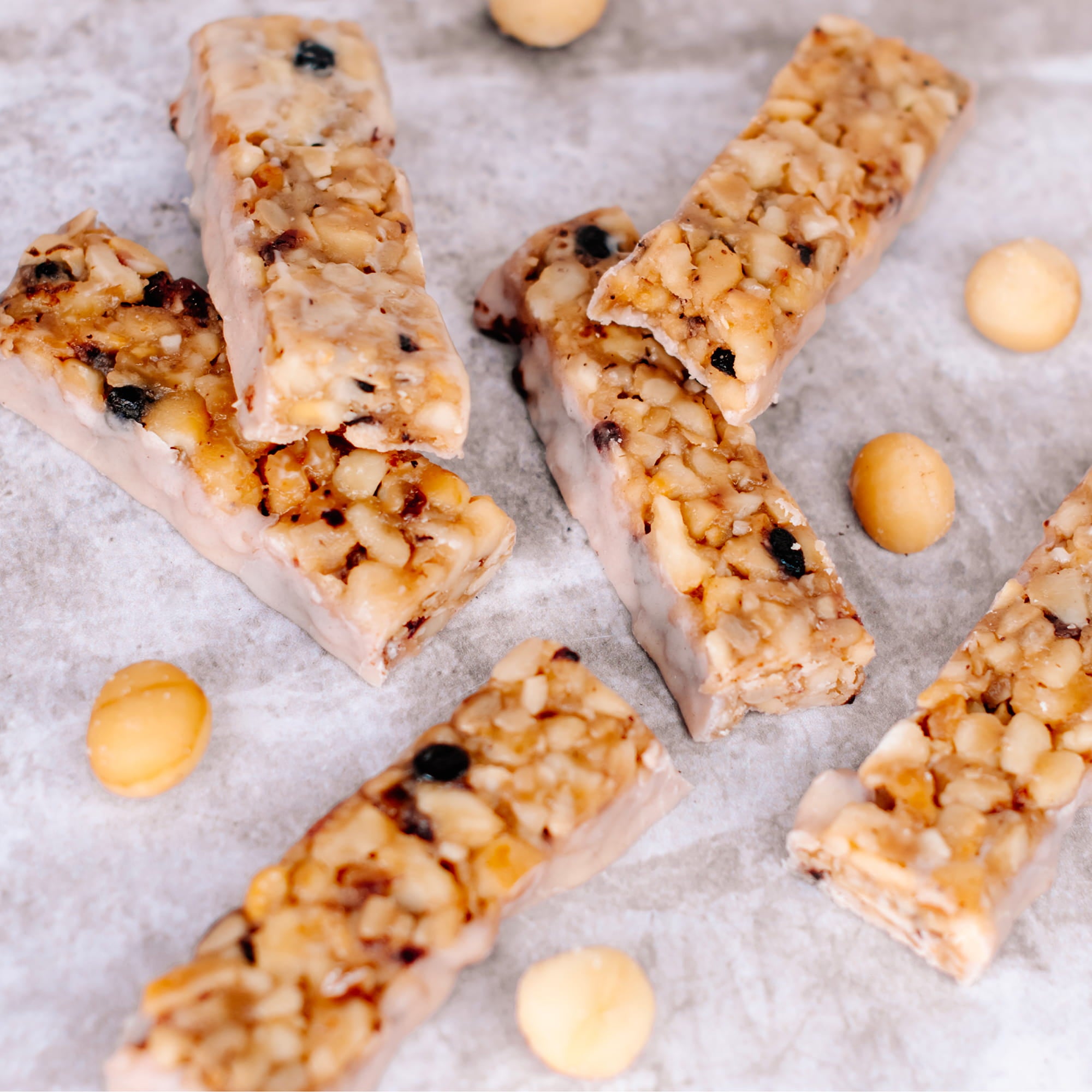 Blueberry macadamia snack bar by House of Macadamias, made with macadamias as the first ingredient. Plant based, no seed oils, 100% natural healthy snack bar rich in antioxidants and healthy fats.