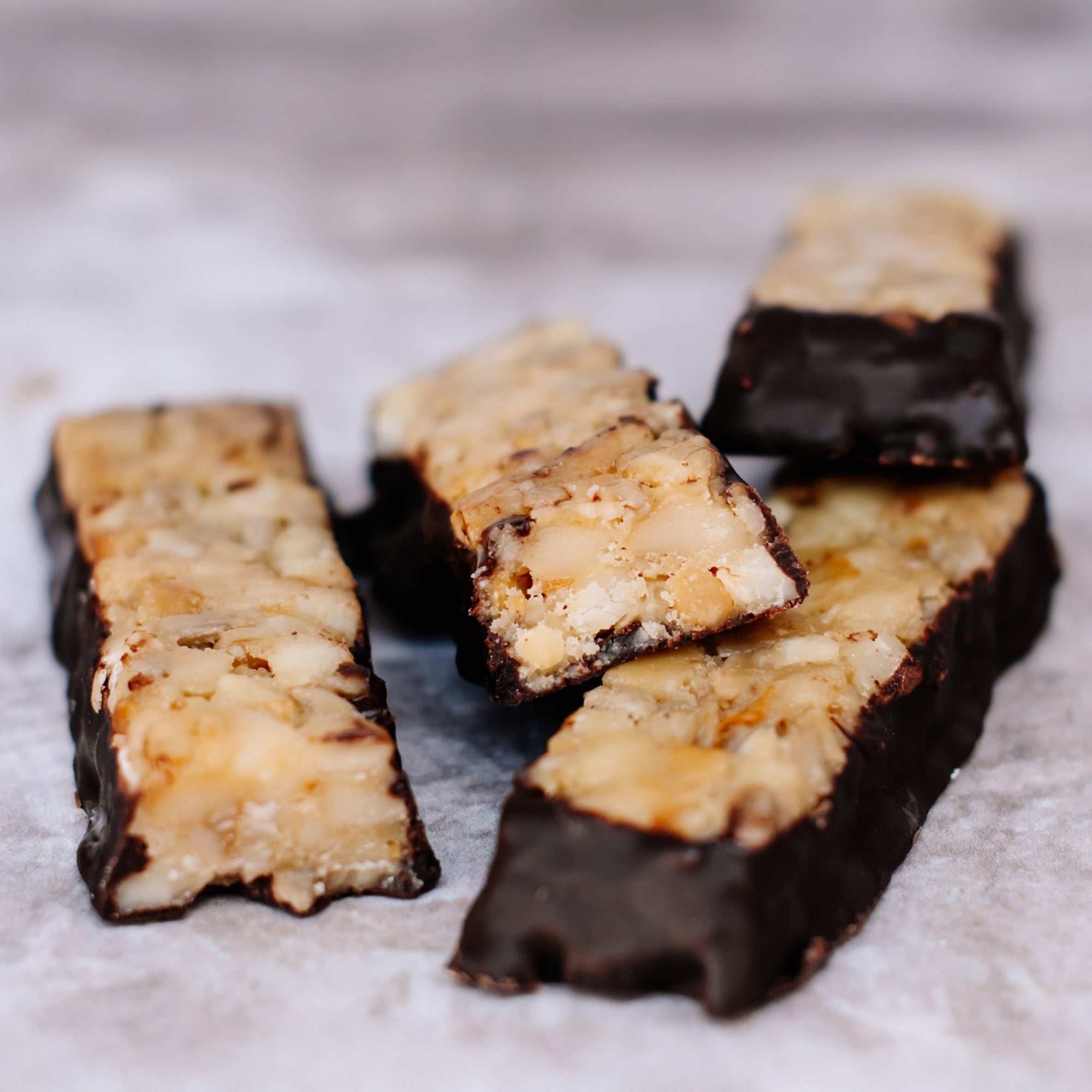 Chocolate macadamia snack bar by House of Macadamias, made with macadamias as the first ingredient. Plant based, no seed oils, 100% natural healthy snack bar rich in antioxidants and healthy fats.