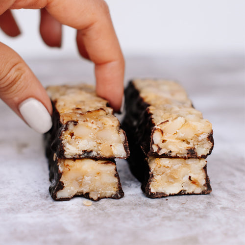 Chocolate macadamia snack bar by House of Macadamias, made with macadamias as the first ingredient. Plant based, no seed oils, 100% natural healthy snack bar rich in antioxidants and healthy fats.