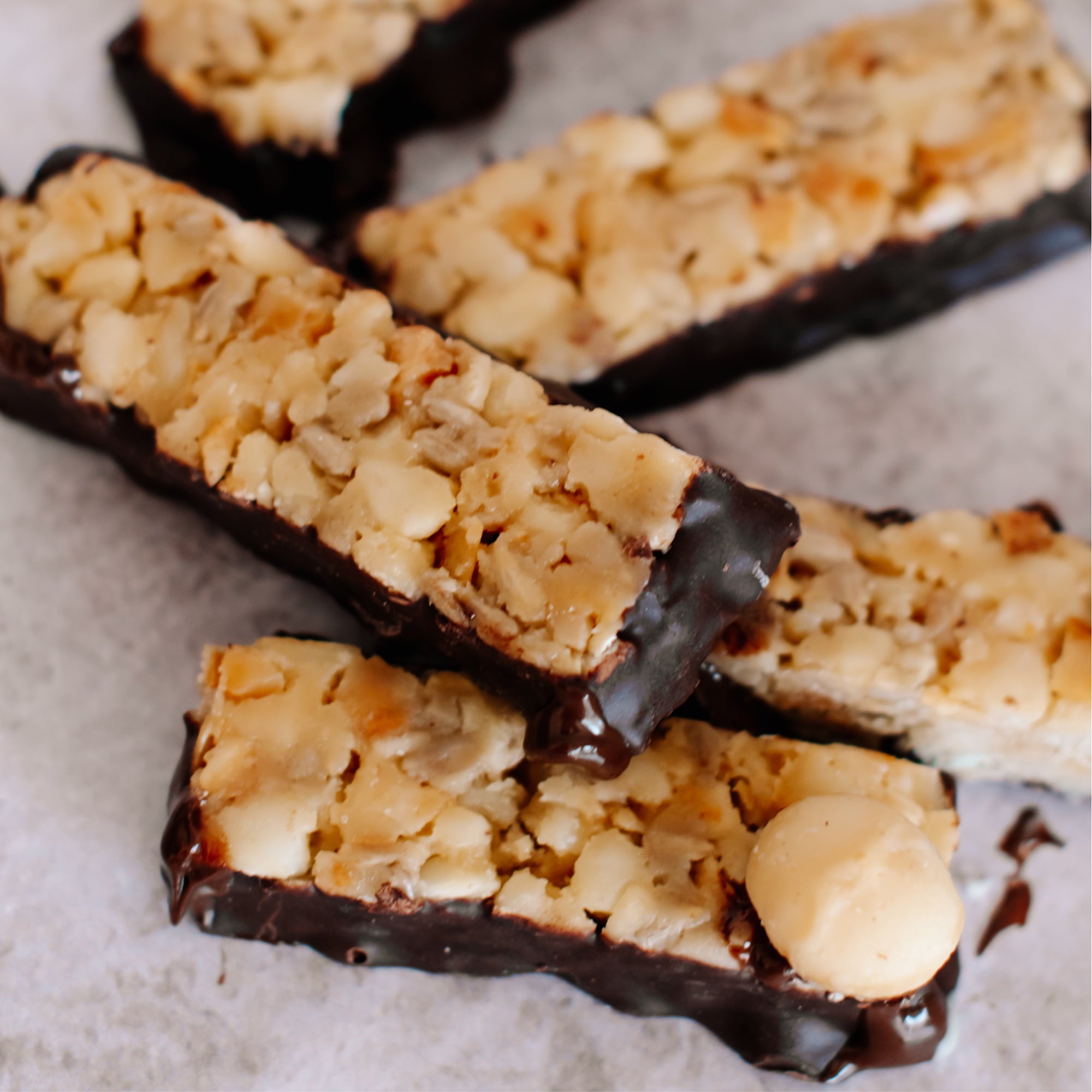 Chocolate macadamia snack bar by House of Macadamias, made with macadamias as the first ingredient. Plant based, no seed oils, 100% natural healthy snack bar rich in antioxidants and healthy fats.