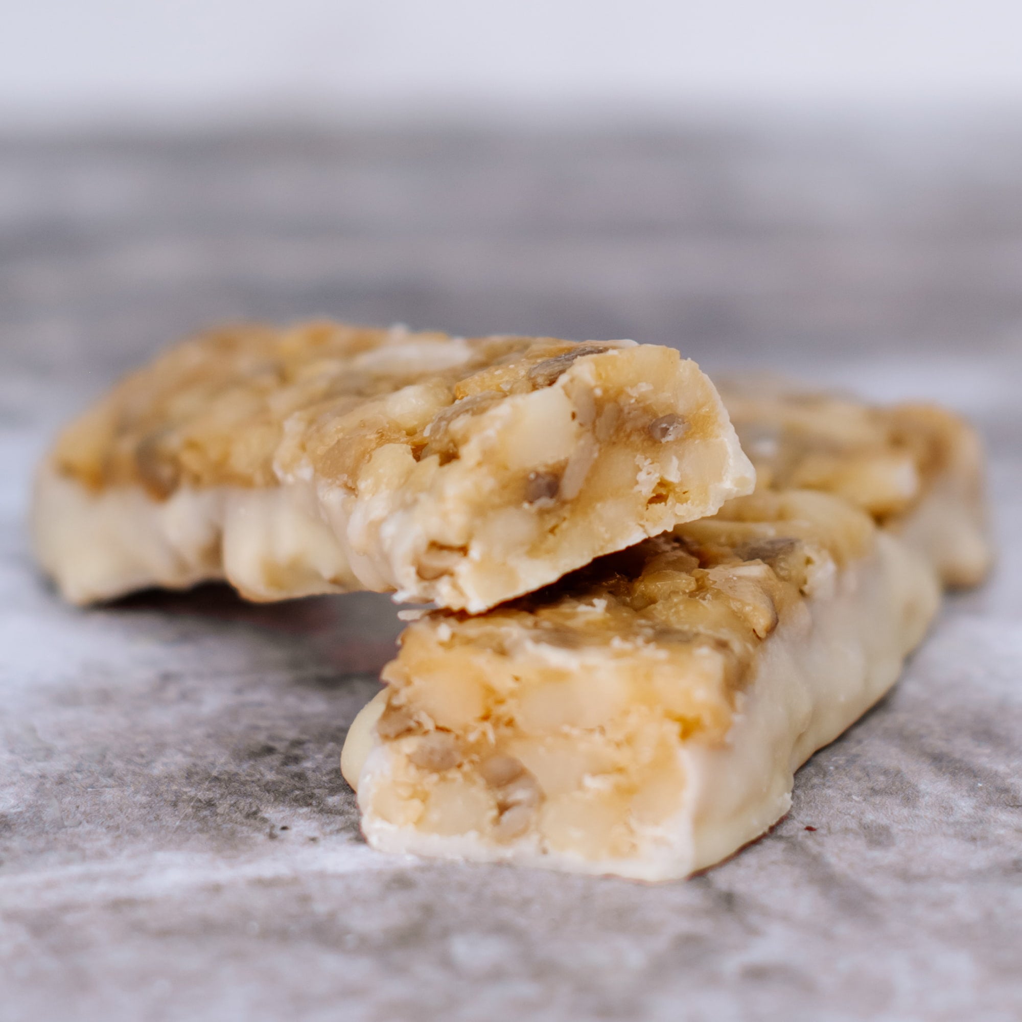 Coconut white chocolate macadamia snack bar by House of Macadamias, made with macadamias as the first ingredient. Plant based, no seed oils, 100% natural healthy snack bar rich in antioxidants and healthy fats.