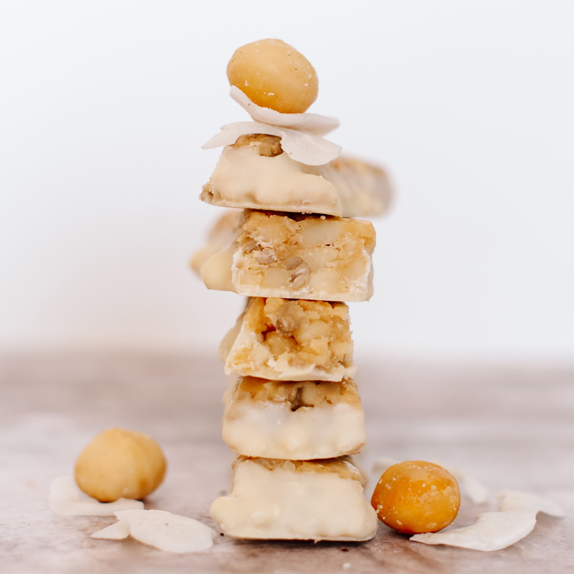 Coconut white chocolate macadamia snack bar by House of Macadamias, made with macadamias as the first ingredient. Plant based, no seed oils, 100% natural healthy snack bar rich in antioxidants and healthy fats.