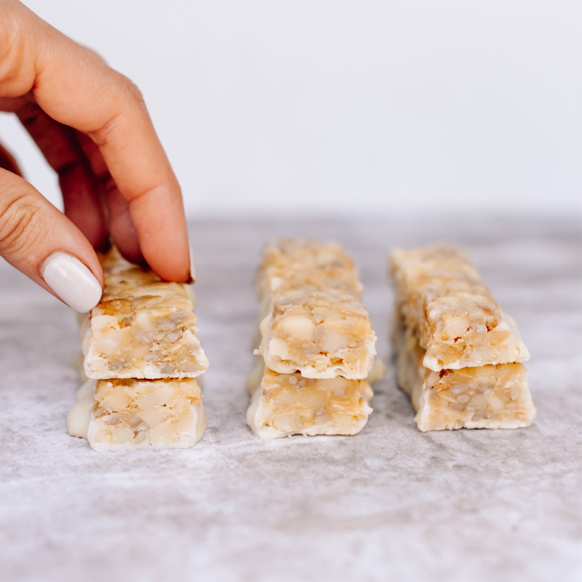 Coconut white chocolate macadamia snack bar by House of Macadamias, made with macadamias as the first ingredient. Plant based, no seed oils, 100% natural healthy snack bar rich in antioxidants and healthy fats.